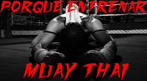 Persona practicando Muay Thai, destacando la técnica de combate y la disciplina del arte marcial.