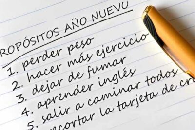 Imagen representativa de 24 propósitos de Año Nuevo saludables, con elementos relacionados con la salud, ejercicio y bienestar.