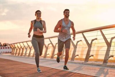 Hombre y mujer corriendo juntos, representando el ejercicio de running y desmintiendo mitos comunes sobre esta actividad.