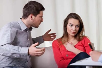 Hombre agresivo discutiendo con una mujer, representando un momento de tensión y agresividad en una relación interpersonal.