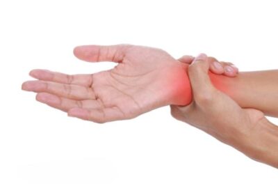 Mano con vendaje en la muñeca, representando el tratamiento de la tendinitis muñeca y la recuperación efectiva.