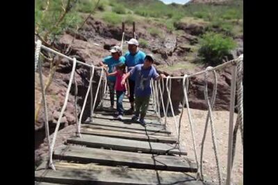 Senderistas disfrutando de una ruta de senderismo durante la Semana Santa, rodeados de paisajes naturales.